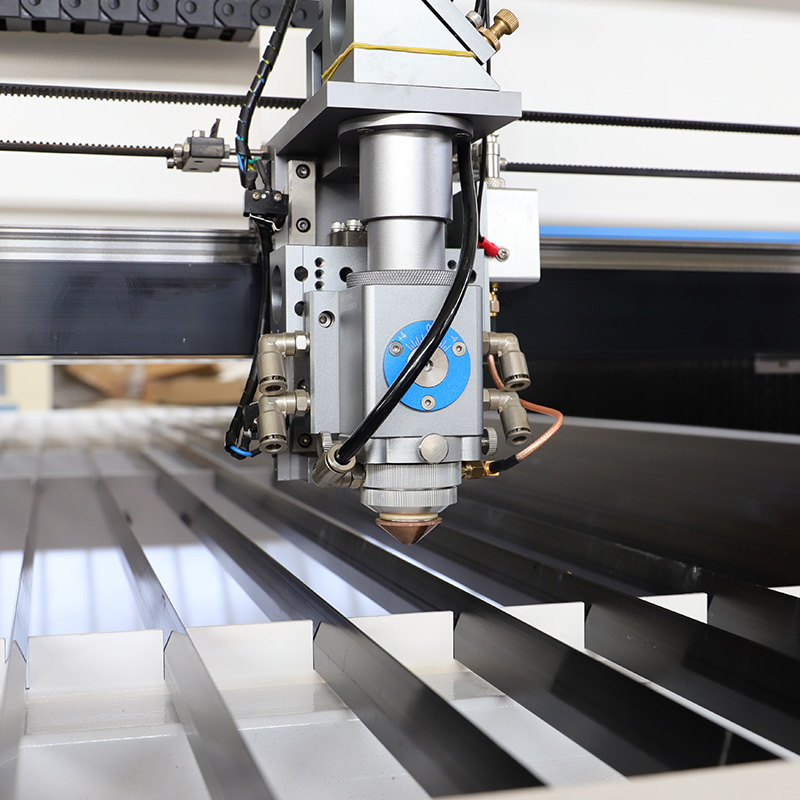 Machine de gravure laser pour les métaux et les non-métaux